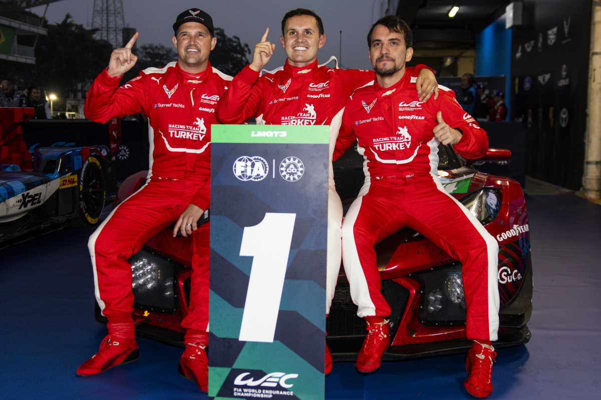 Racing Team Turkey by TF pilotlarının São Paulo kategori galibiyeti kutlaması