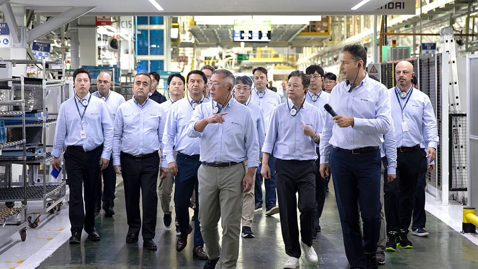 Hyundai Paris 2026 öncesinde yöneticilerin İzmit fabrikasındaki üretim hattını gezdiği ziyaret