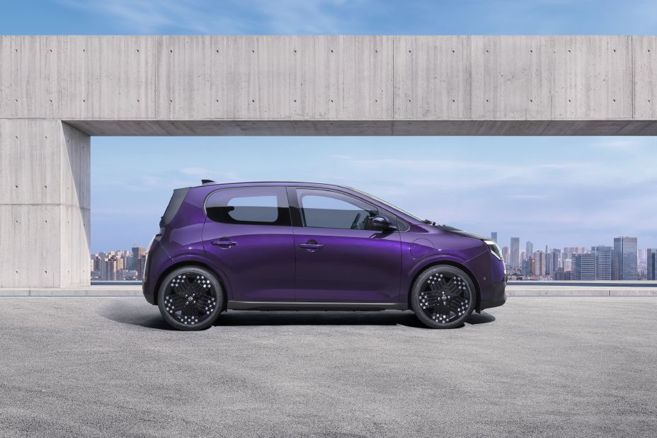Nissan Pixo modelinin şehir manzaralı teras katında yandan görünümü