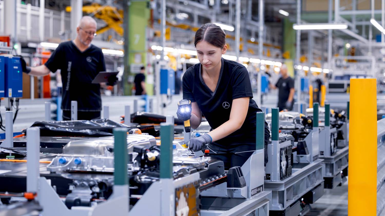 Rastatt fabrikasında hat üzerinde çalışan iki personel