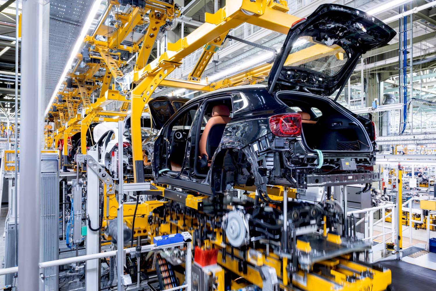 Rastatt fabrikasında robotlu hücrede işlenen gövde