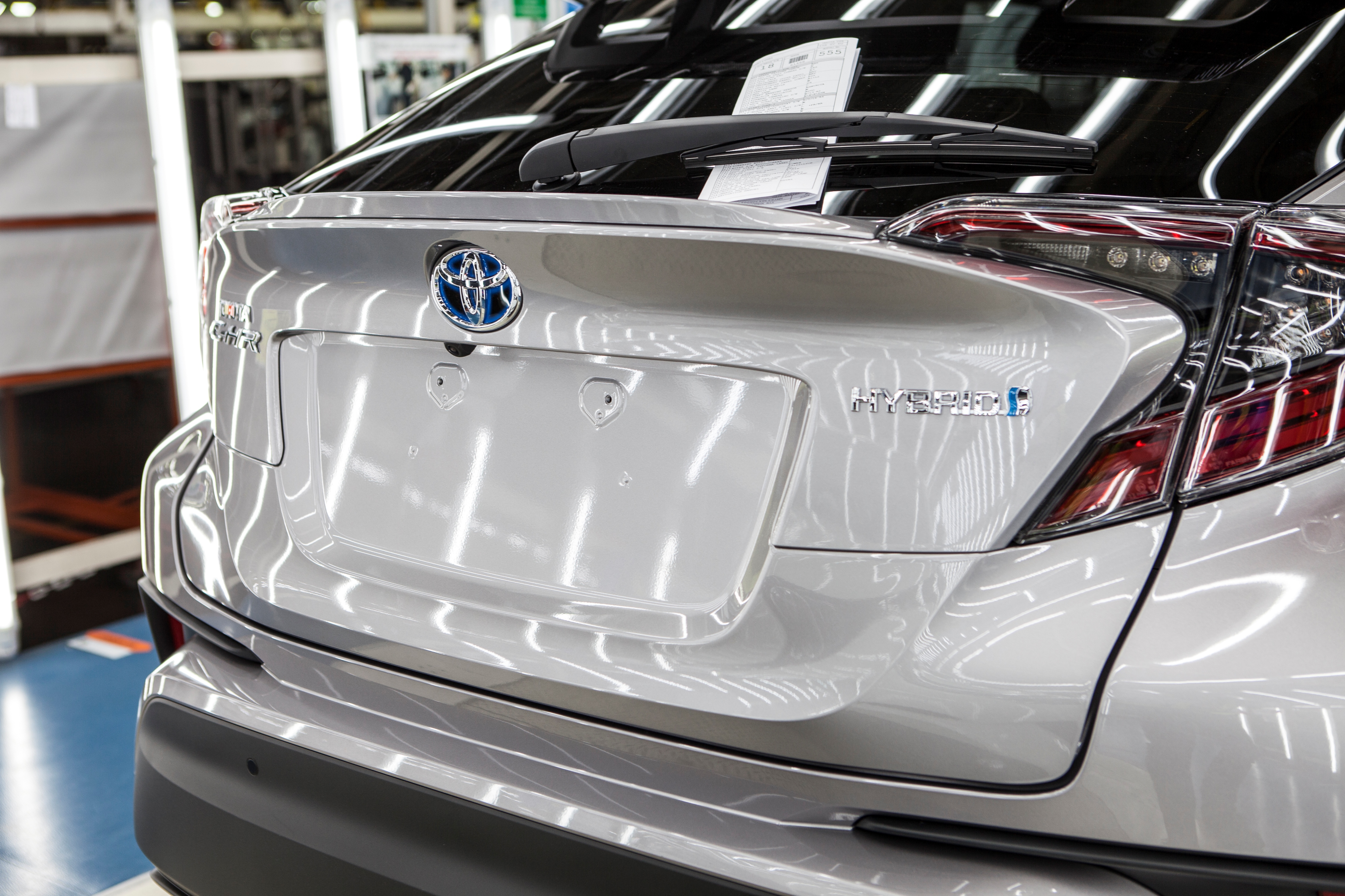 Toyota Sakarya hattındaki gümüş C-HR Hybrid modelinin arka bölümü