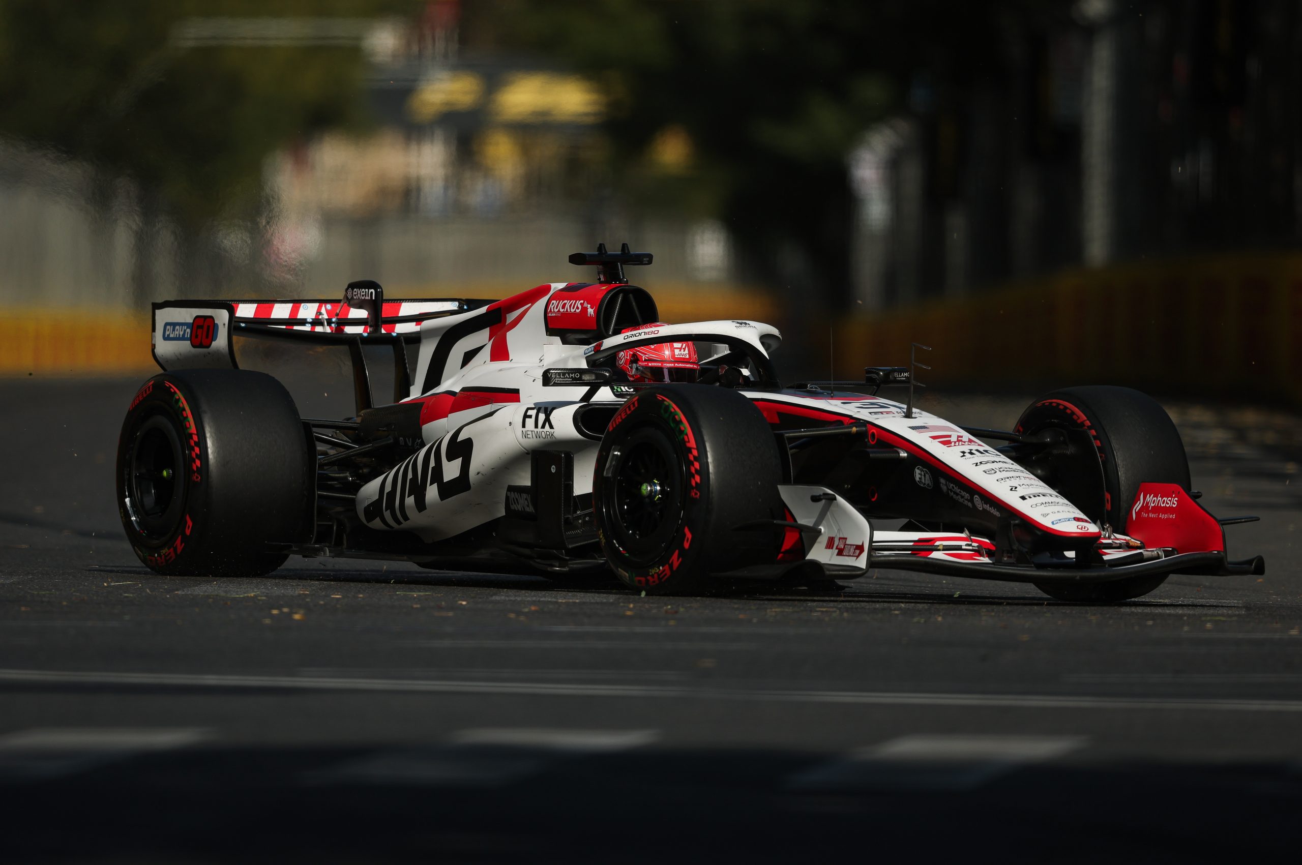 Haas VF-26'nın sokak pistinde viraj çıkışında ilerleyişi