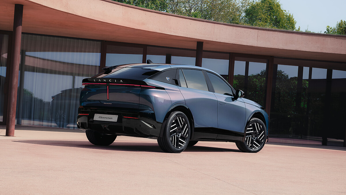 Lancia Gamma modelinin arkadan üç çeyrek görünümü ve ışıklı arka bandı