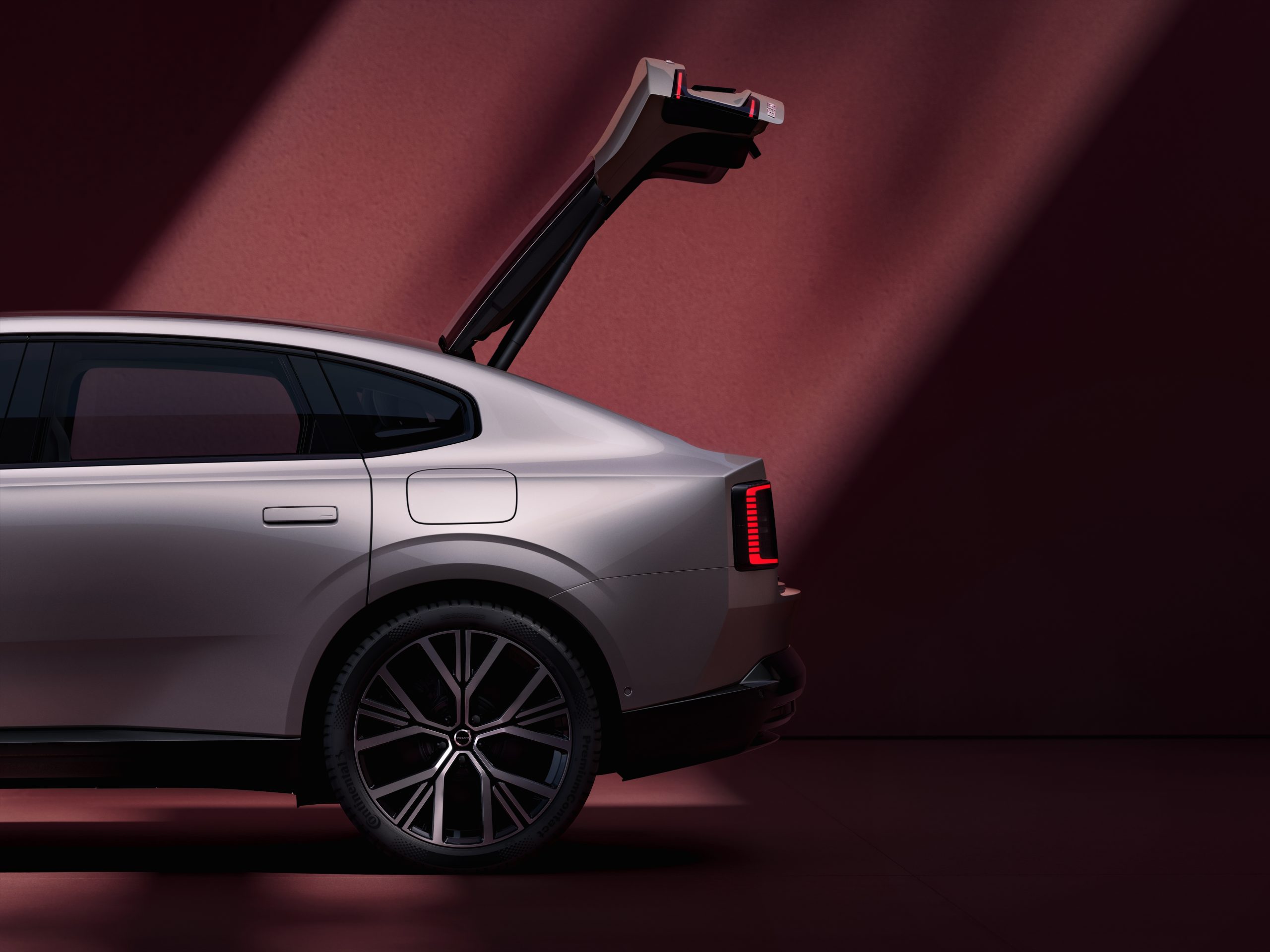 Volvo ES90 modelinin bagaj kapağı açık halde arka çeyrek görünümü ve dikey arka stop grubu