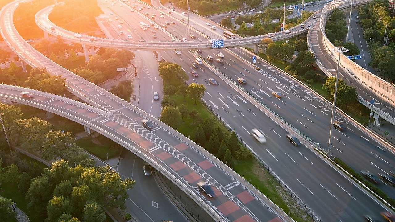 Yoğun trafiğin aktığı çok katlı otoyol kavşağının havadan görünümü