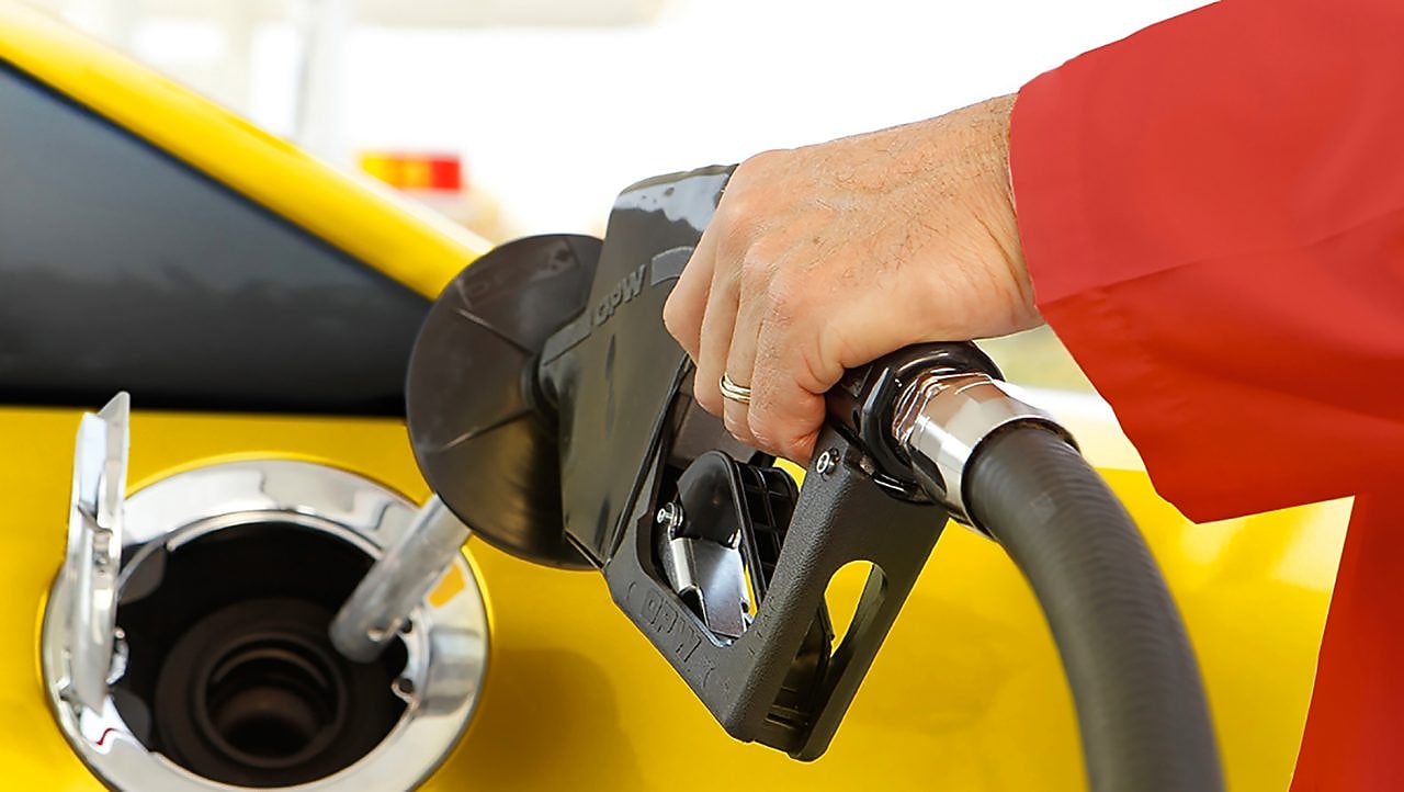 Benzin Motorin dolumunda kullanılan yakıt tabancası otomobilin depo ağzına takılı