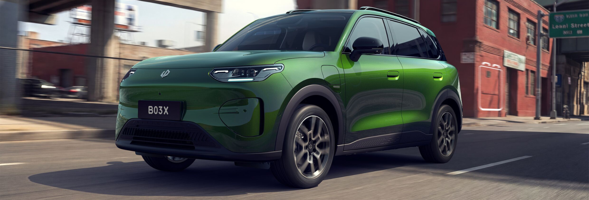 Yeşil gövdeli Leapmotor crossover modelinin sokak içinde önden görünümü