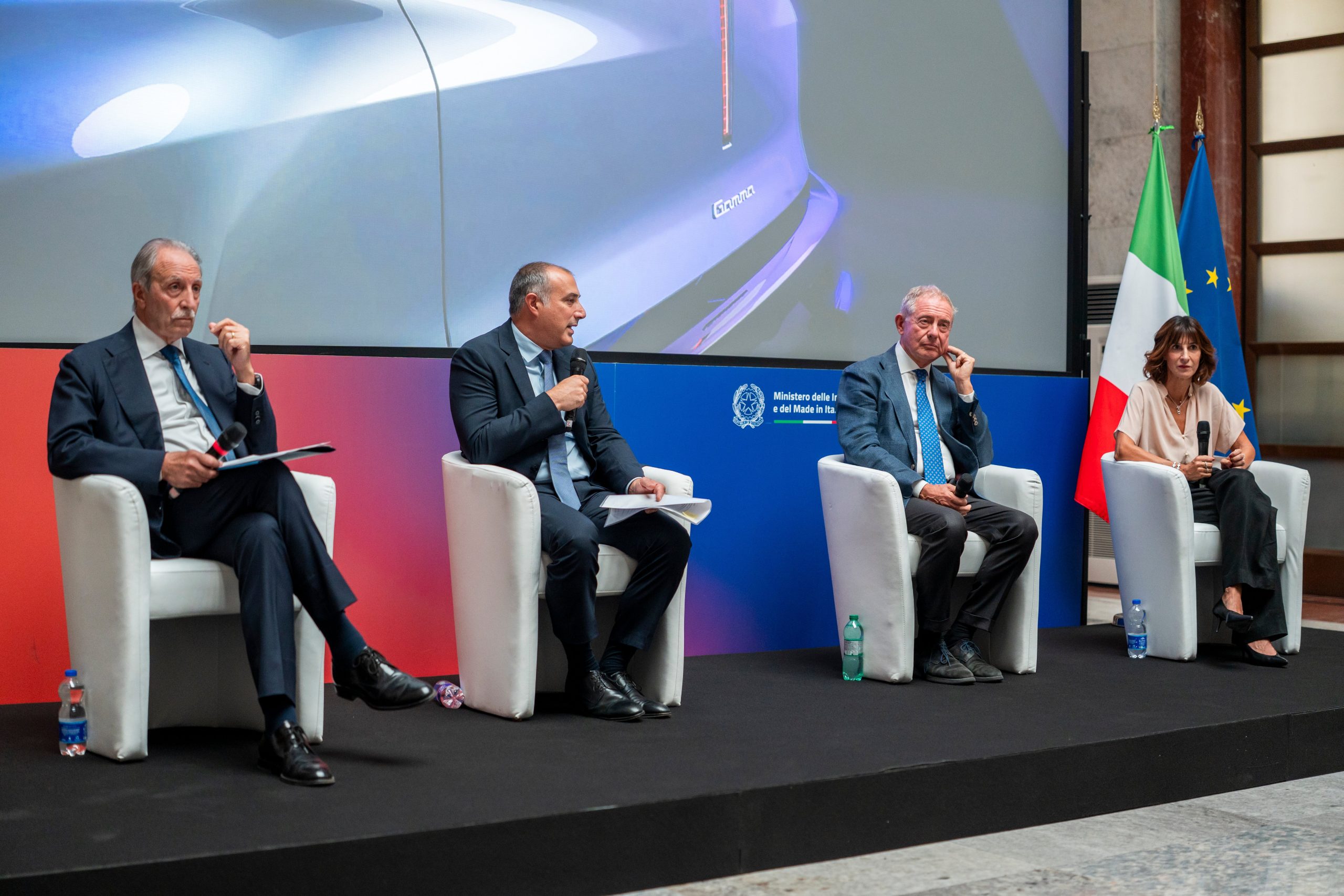 Tanıtımın ardından sahnede düzenlenen panel oturumu