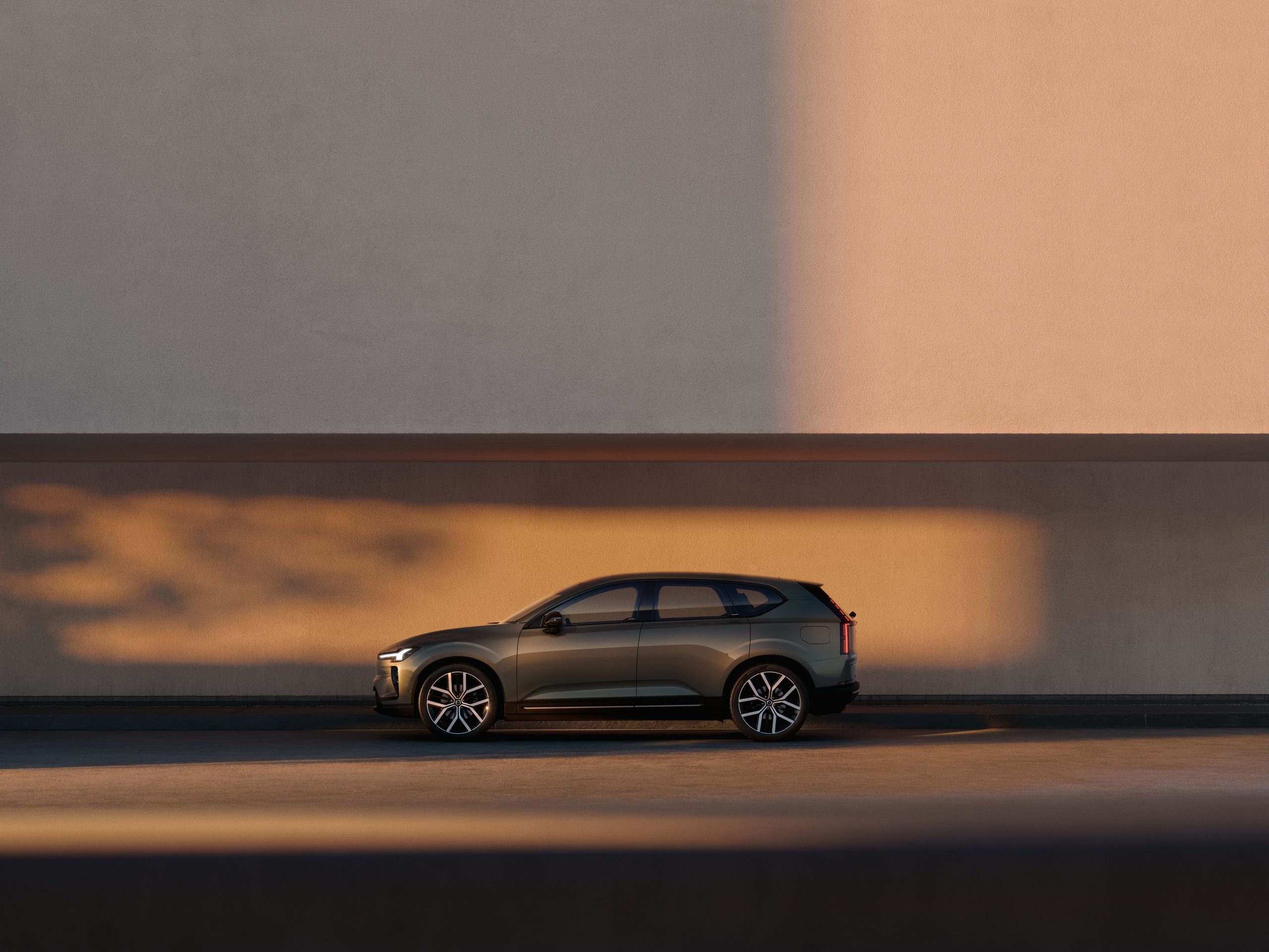 Tam elektrikli Volvo EX60 modelinin yandan görünümü