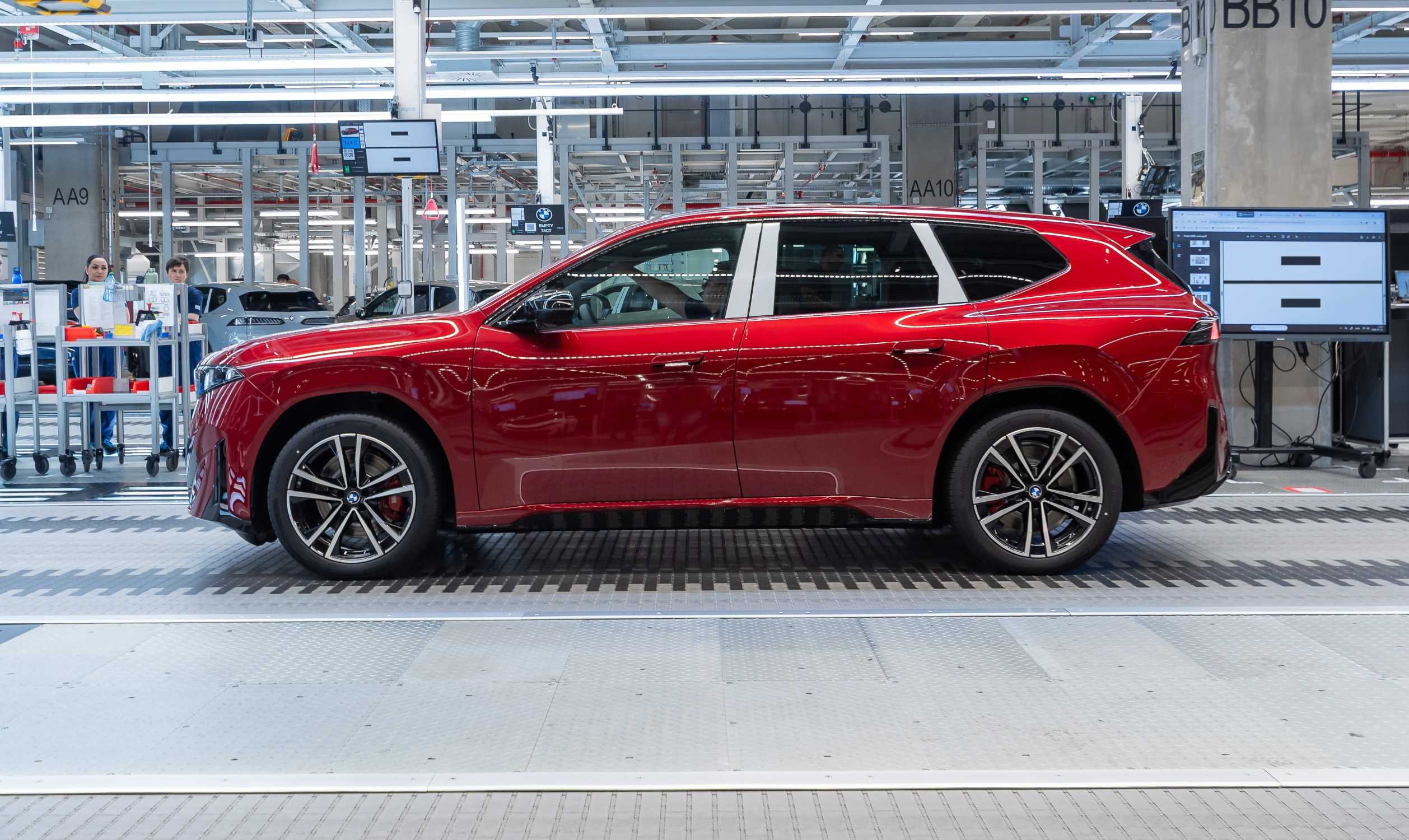 BMW iX3 100.000 Siparişe Ulaştı, Debrecen Üç Vardiyaya Geçti