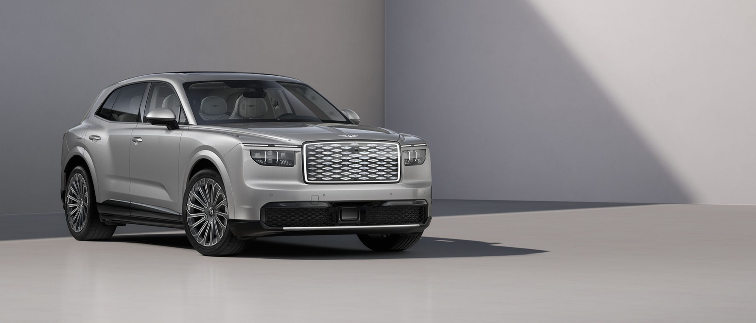 Astral renginde Bentley Torcal modelinin önden üç çeyrek duruş görüntüsü