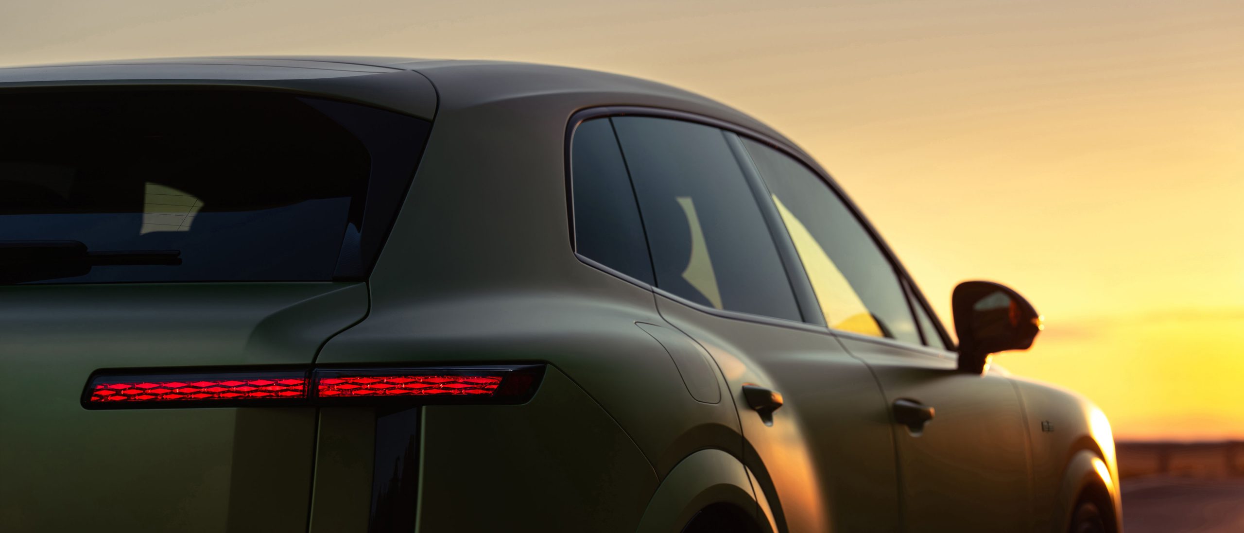 Gün batımı ışığında Bentley Torcal S modelinin yandan arkaya doğru görünümü