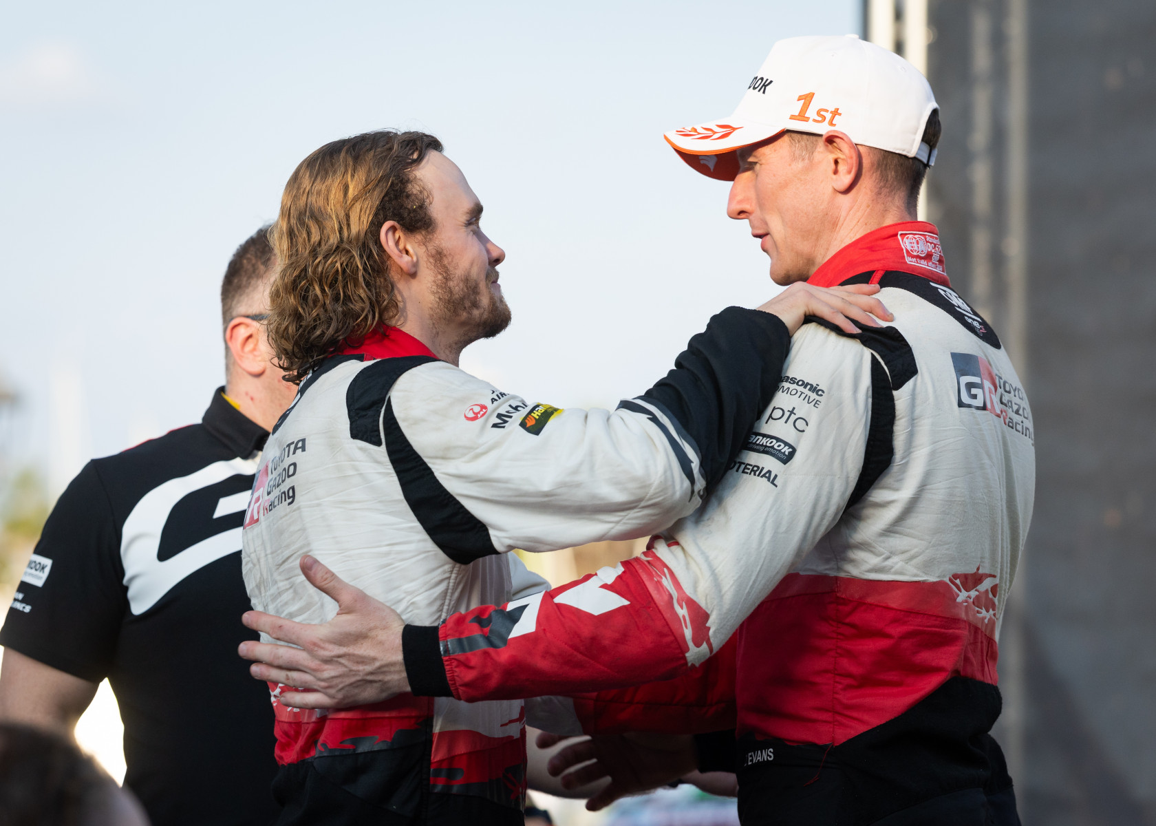 Oliver Solberg, finiş alanında yeni dünya şampiyonu Elfyn Evans'ı kucaklayarak tebrik ederken
