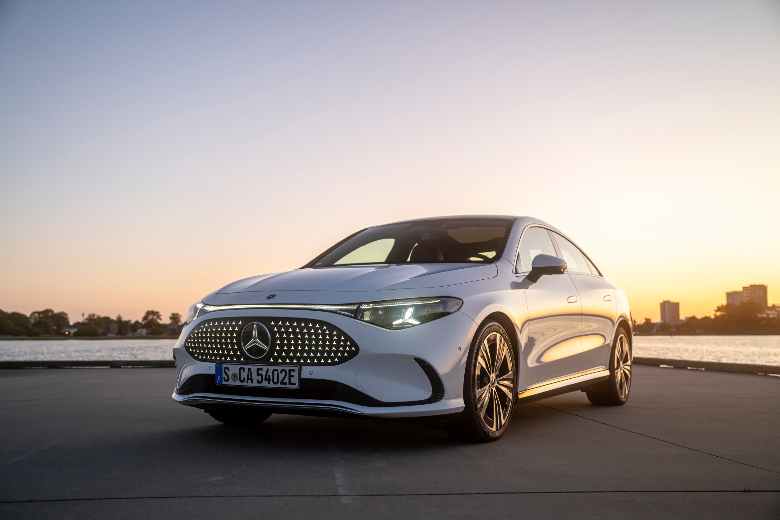 Mercedes EQE sedanın yerini alacak yeni elektrikli CLA, gün batımında önden görünüyor