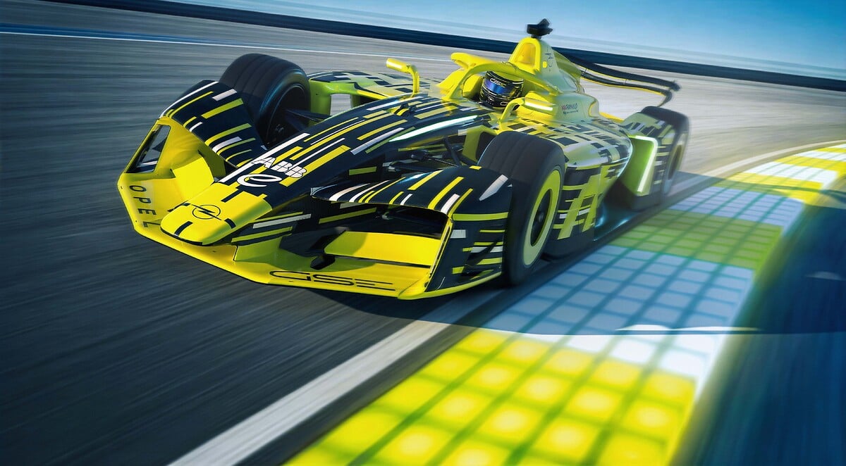 Sarı ve siyah şampiyona renkleriyle pistte ilerleyen Opel GSE 27FE Formula E yarış otomobili