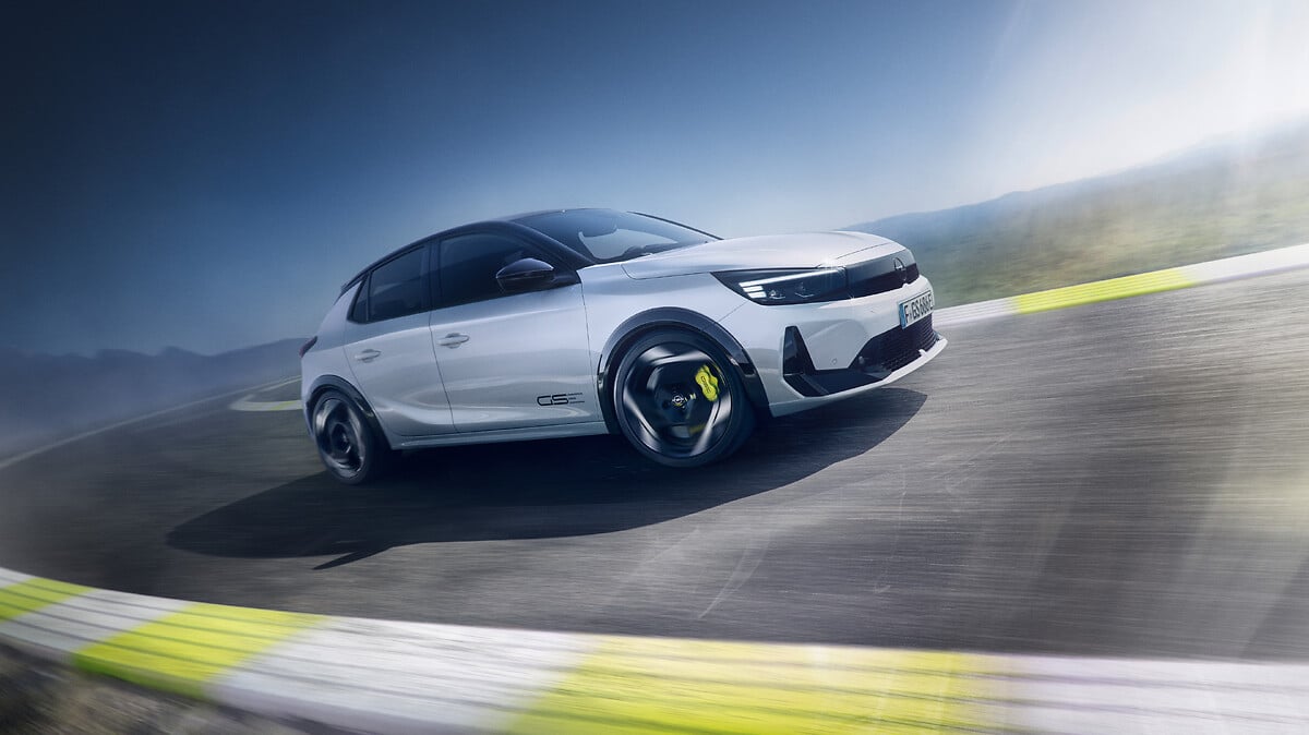 Opel STX Concept ile aynı standda sergilenecek beyaz Corsa GSE modelinin pistteki görünümü