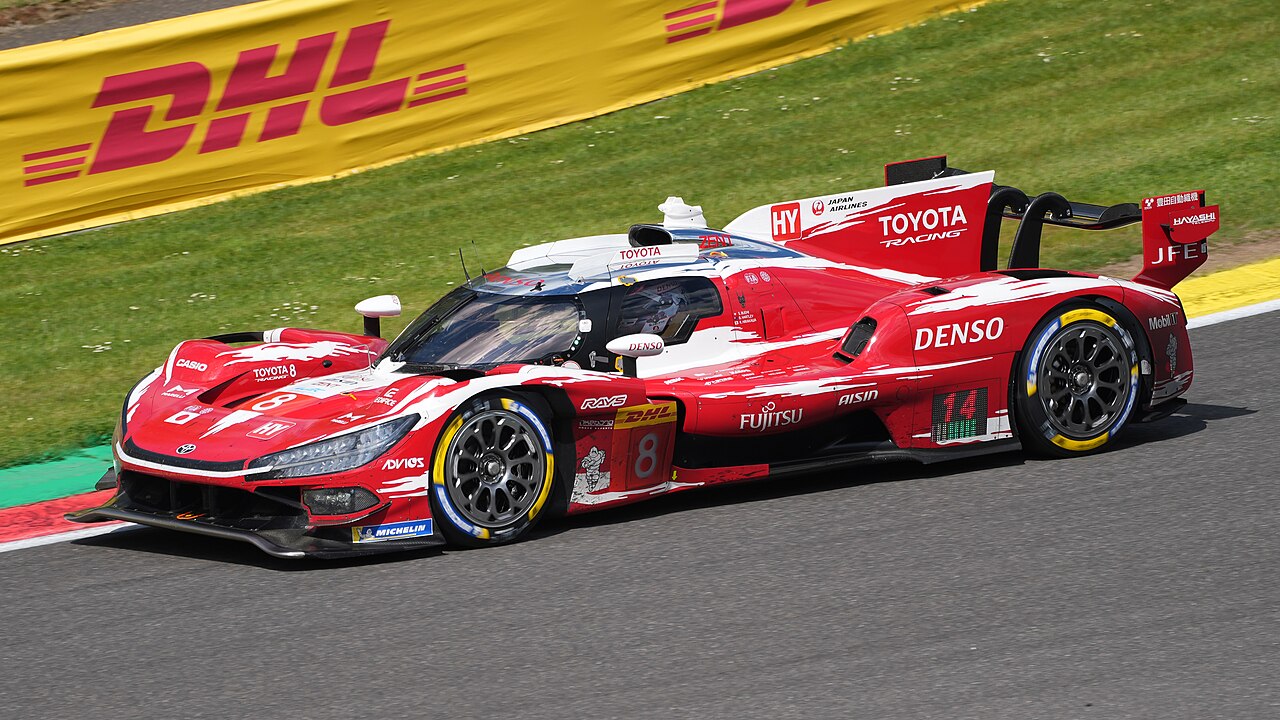 8 numaralı Toyota TR010 Hybrid Hypercar'ı Spa-Francorchamps pistinde ilerliyor