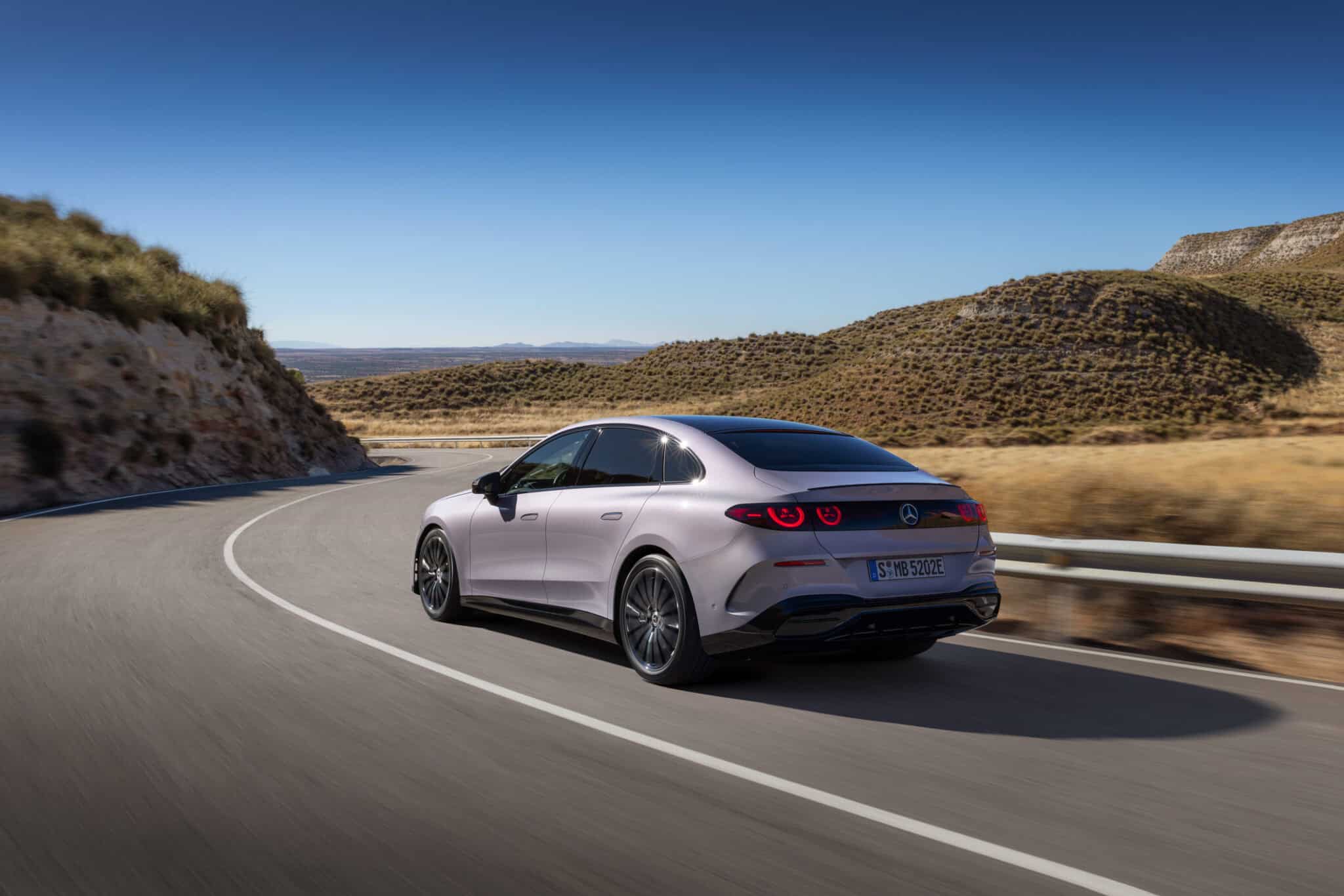 Elektrikli Mercedes-Benz C-Serisi sedanın viraj içinde arkadan üç çeyrek görünümü