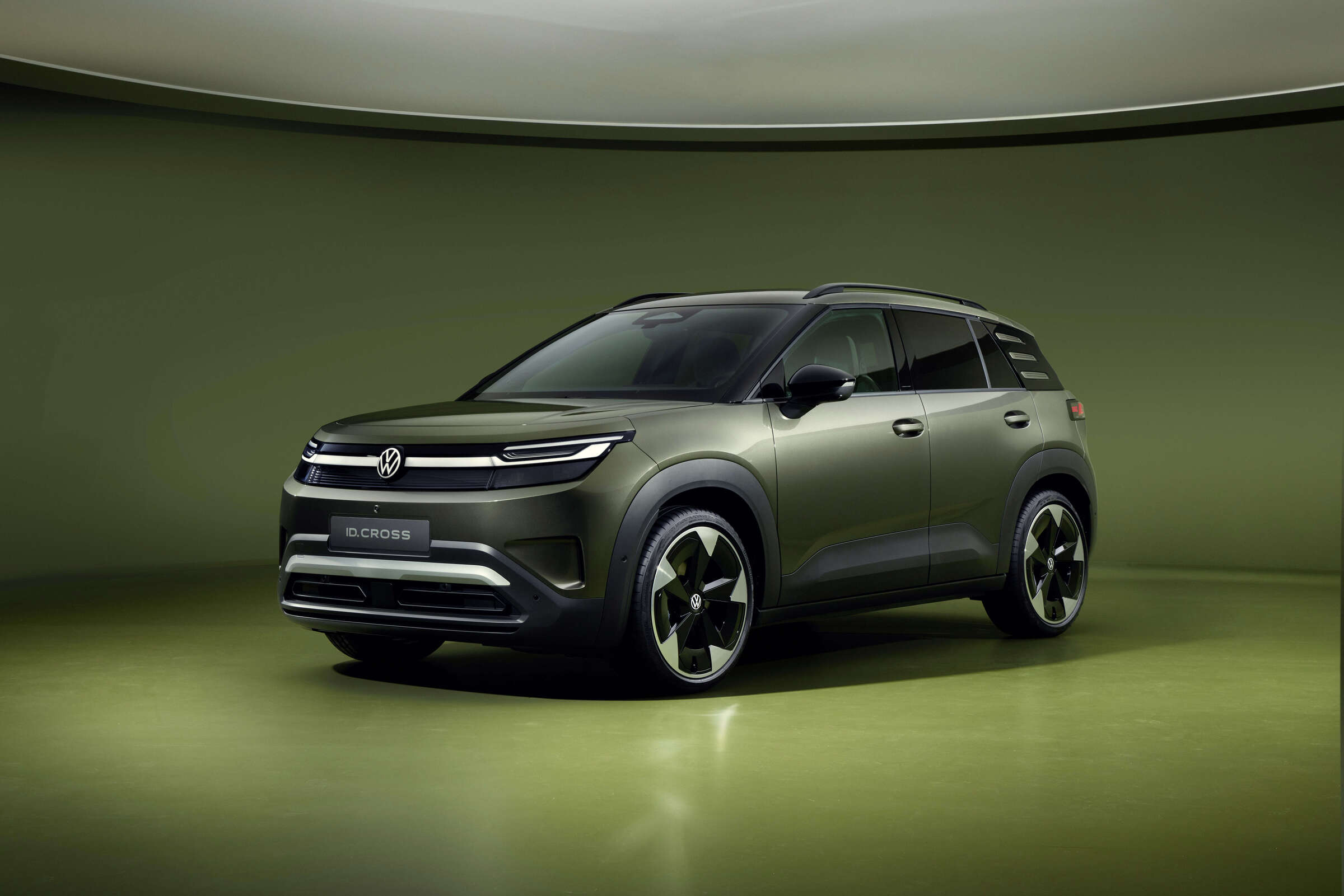 Volkswagen ID. Cross'un stüdyo ortamında çekilmiş önden üç çeyrek görünümü