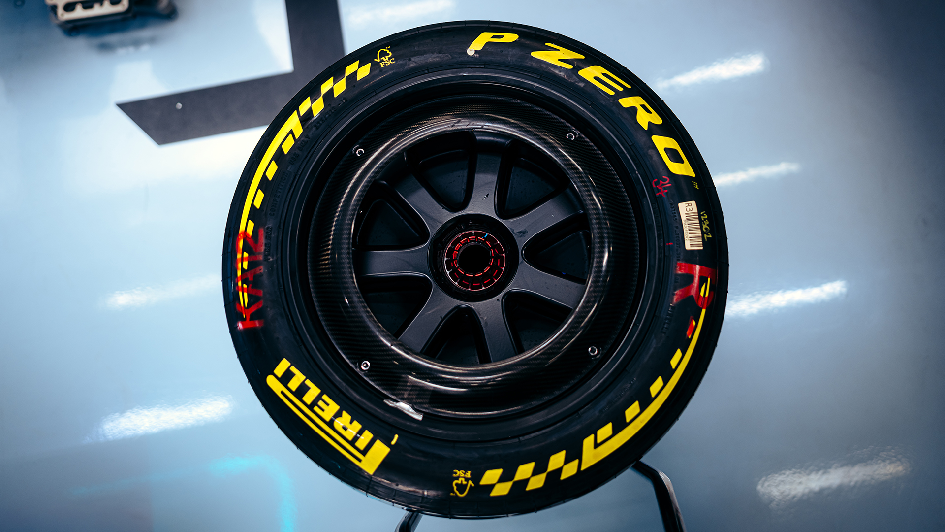 Mercedes garajında jant üzerine takılı sarı bantlı orta sertlikte Pirelli lastiği, Bahreyn GP Antrenman seanslarında kullanılan bileşim ailesinden