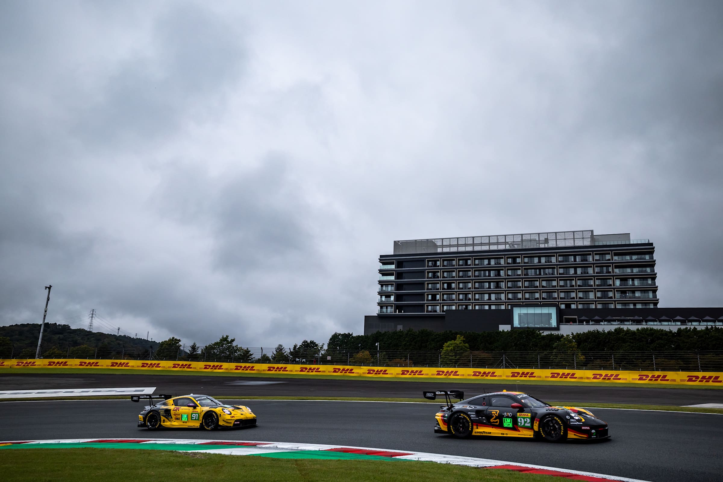 WEC Barcelona oncesi pistte yan yana giden 91 ve 92 numarali Manthey Porsche 911 GT3 R otomobilleri