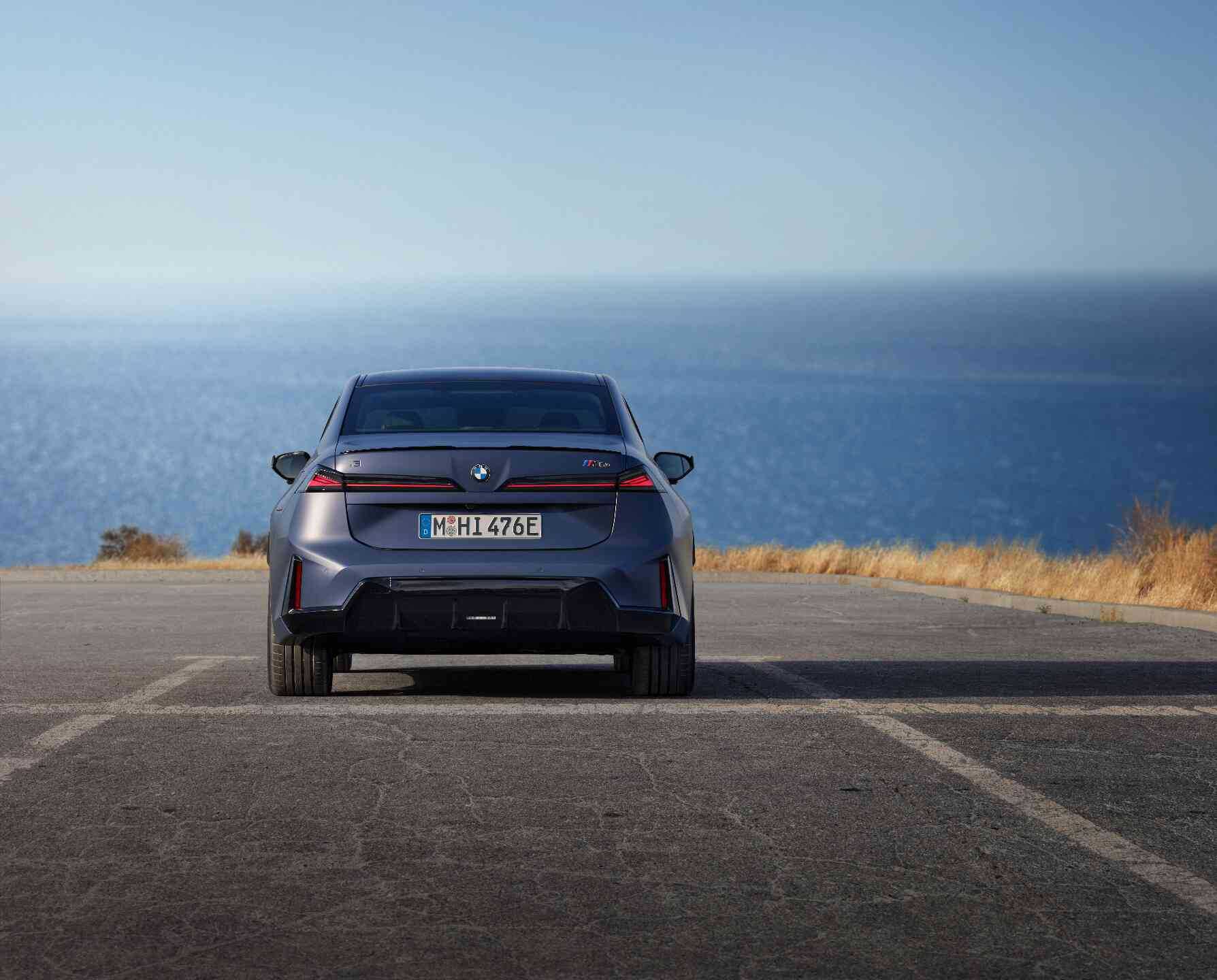 Yeni BMW i3 M60 xDrive'ın deniz kıyısında arkadan görünümü