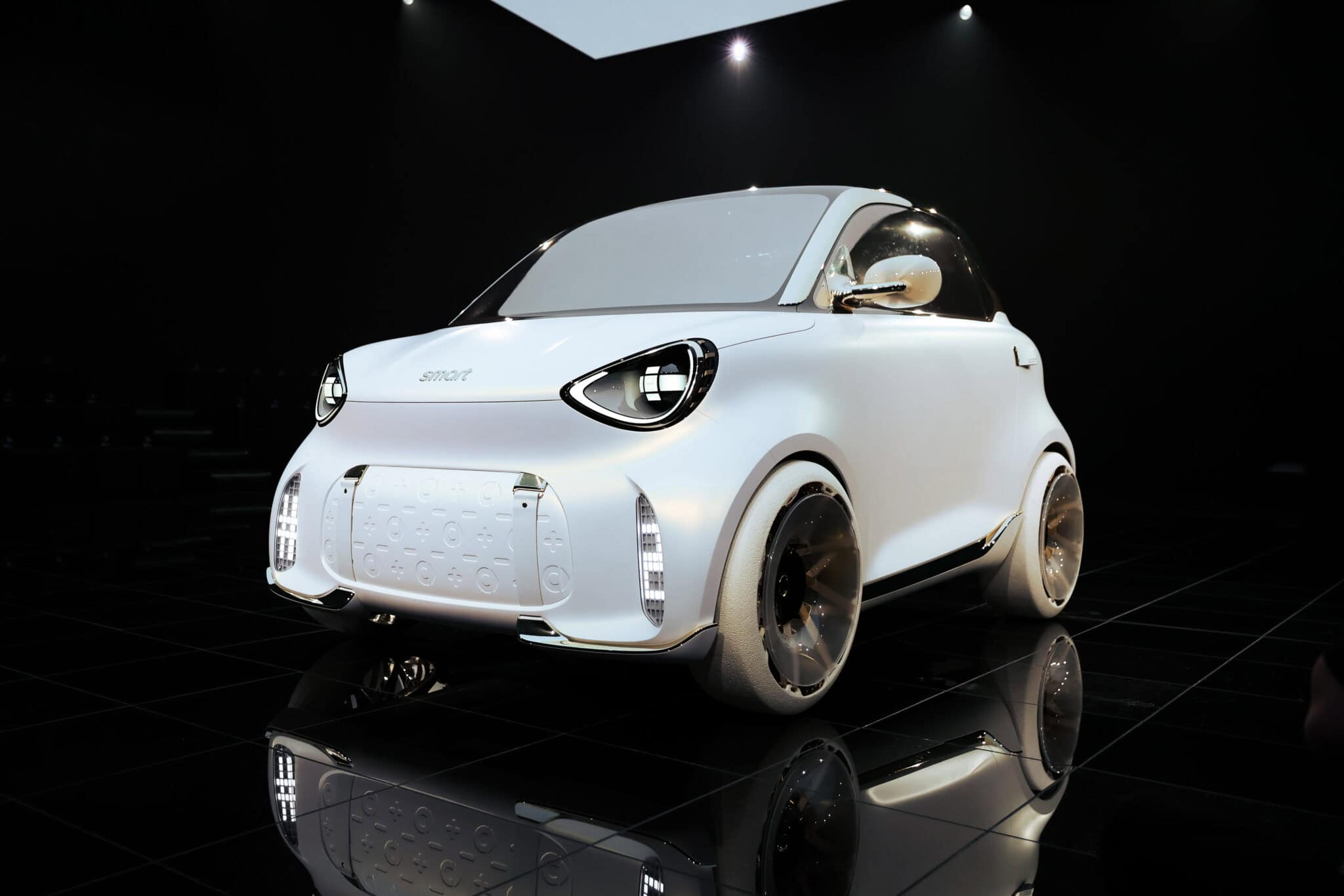 Paris Motor Show prömiyerlerinden Smart #2 modelinin siyah zeminli stüdyoda önden üç çeyrek görünümü
