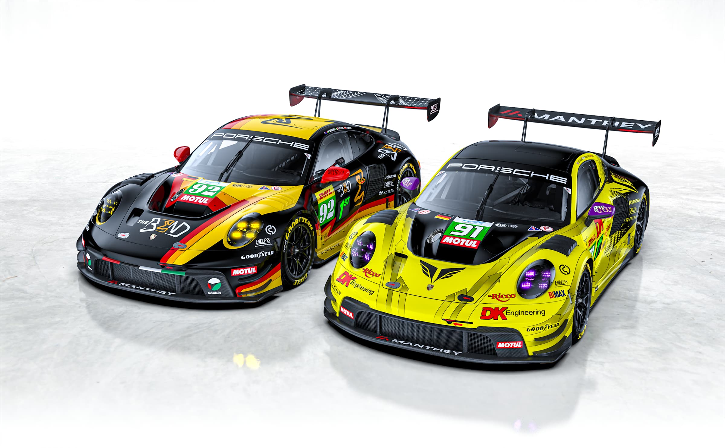 Manthey ekibinin 2026 sezonu icin hazirladigi sari 91 ve siyah 92 numarali Porsche 911 GT3 R otomobilleri studyoda