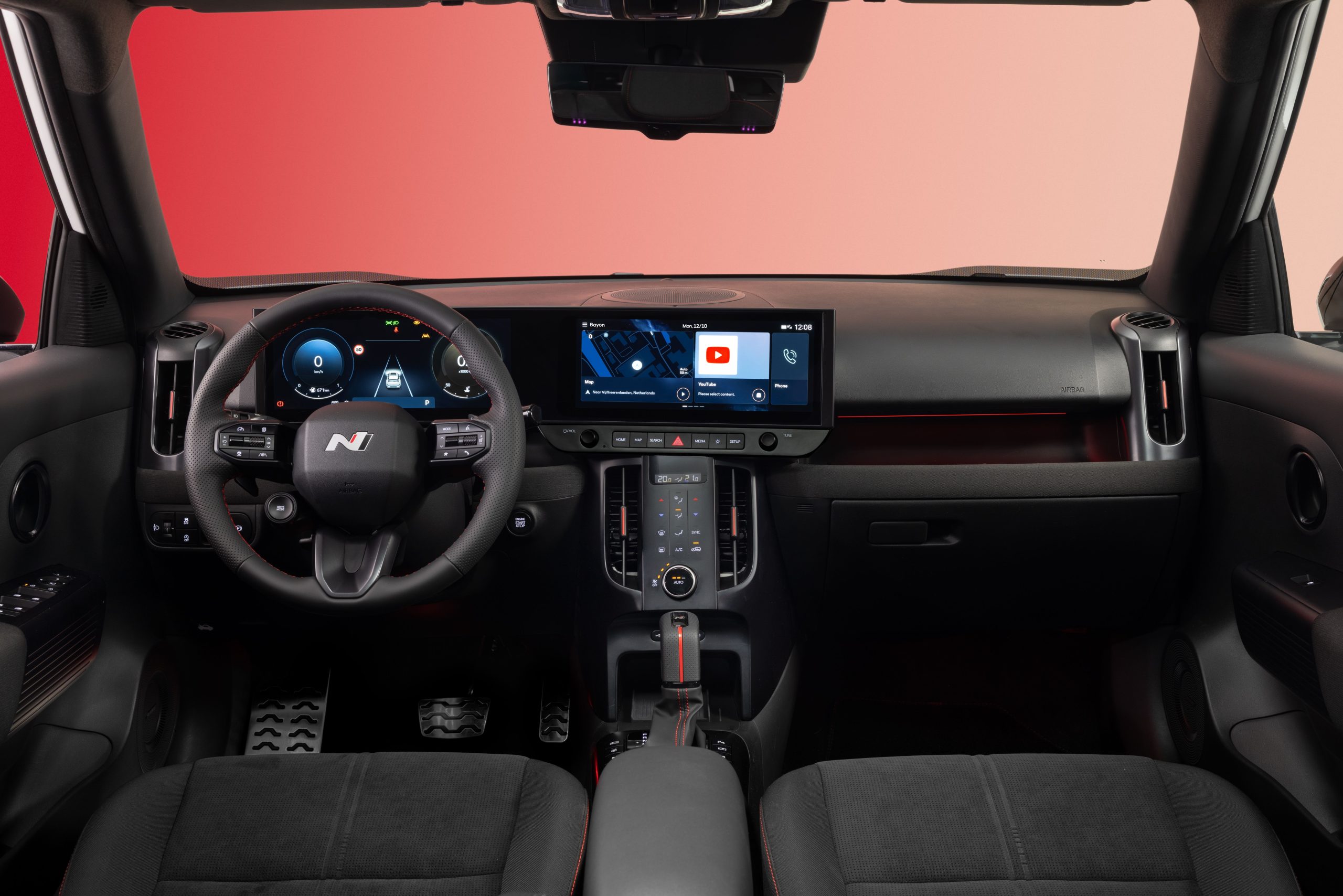 Hyundai Bayon kabininde çift ekranlı gösterge paneli ve direksiyon simidi