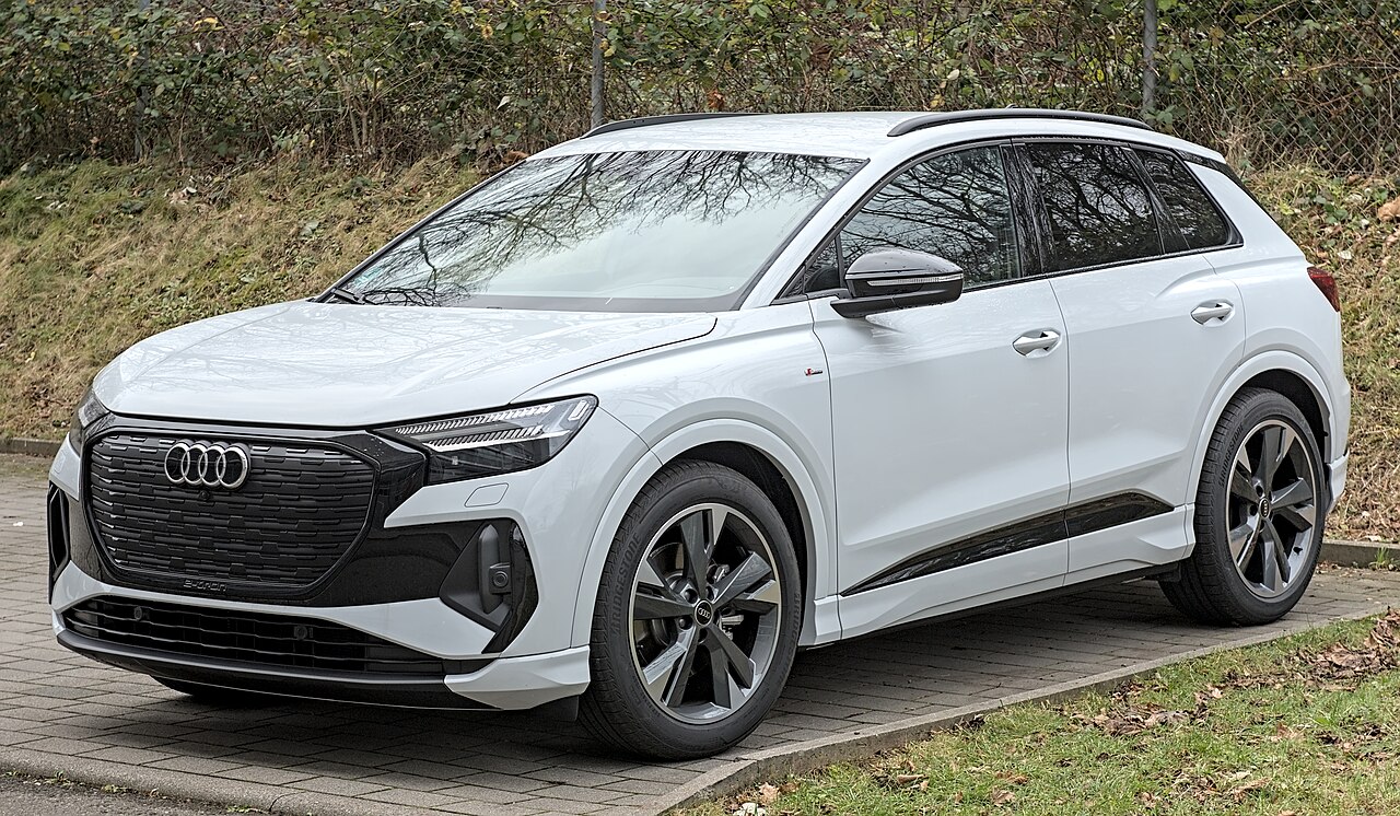 Açık renkli Audi Q4 e-tron SUV, jantları ve yan profiliyle birlikte