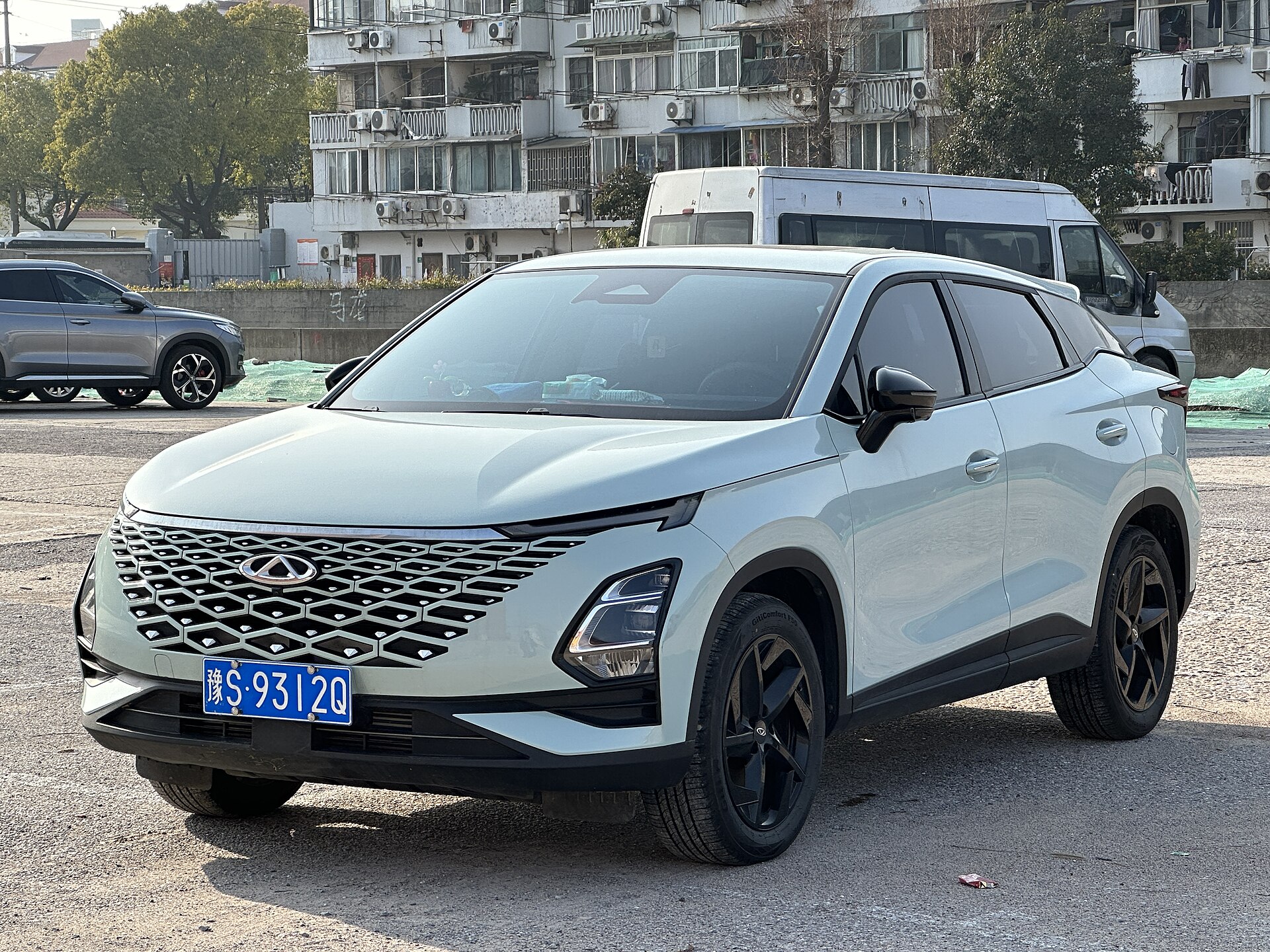 Açık yeşil Chery Omoda 5 otomobilinin ön ve yan görünümü
