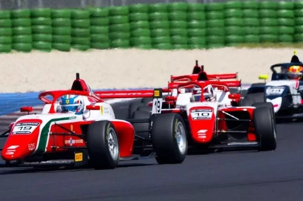 Prema Racing'in Formula 4 otomobilleri pistte yan yana ilerliyor