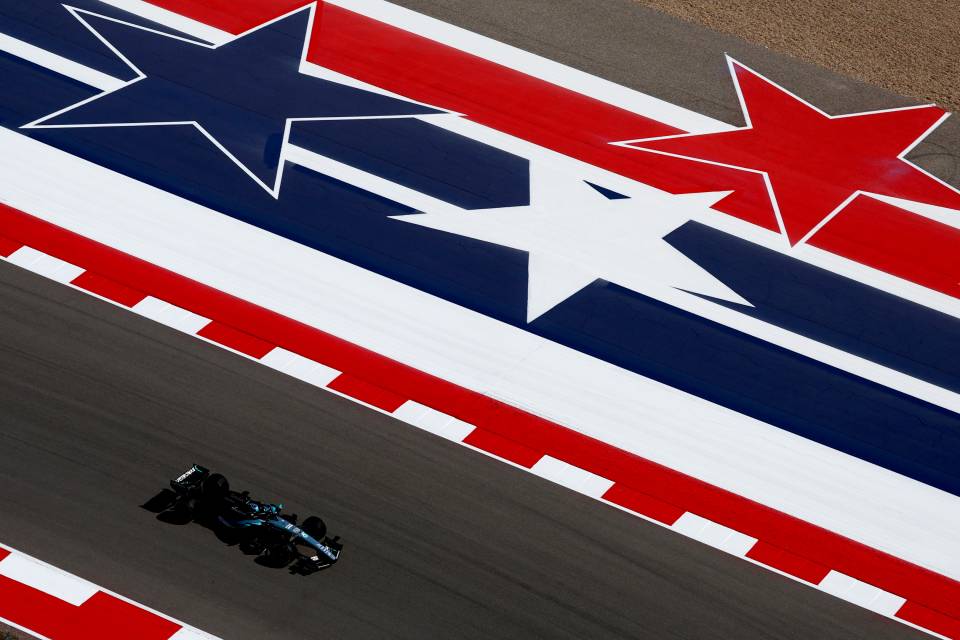 Amerika GP antrenmanında yıldız desenli kerbler arasında küçük görünen Mercedes yarış otomobili