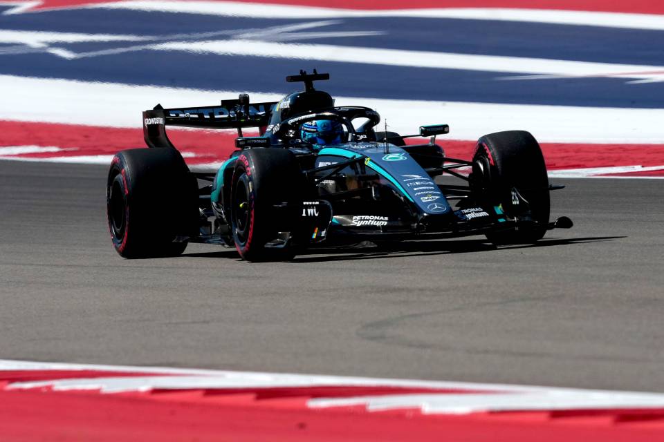 Amerika GP cuma gününde pistte görülen Mercedes W17 ve pist kenarındaki desenli kerbler