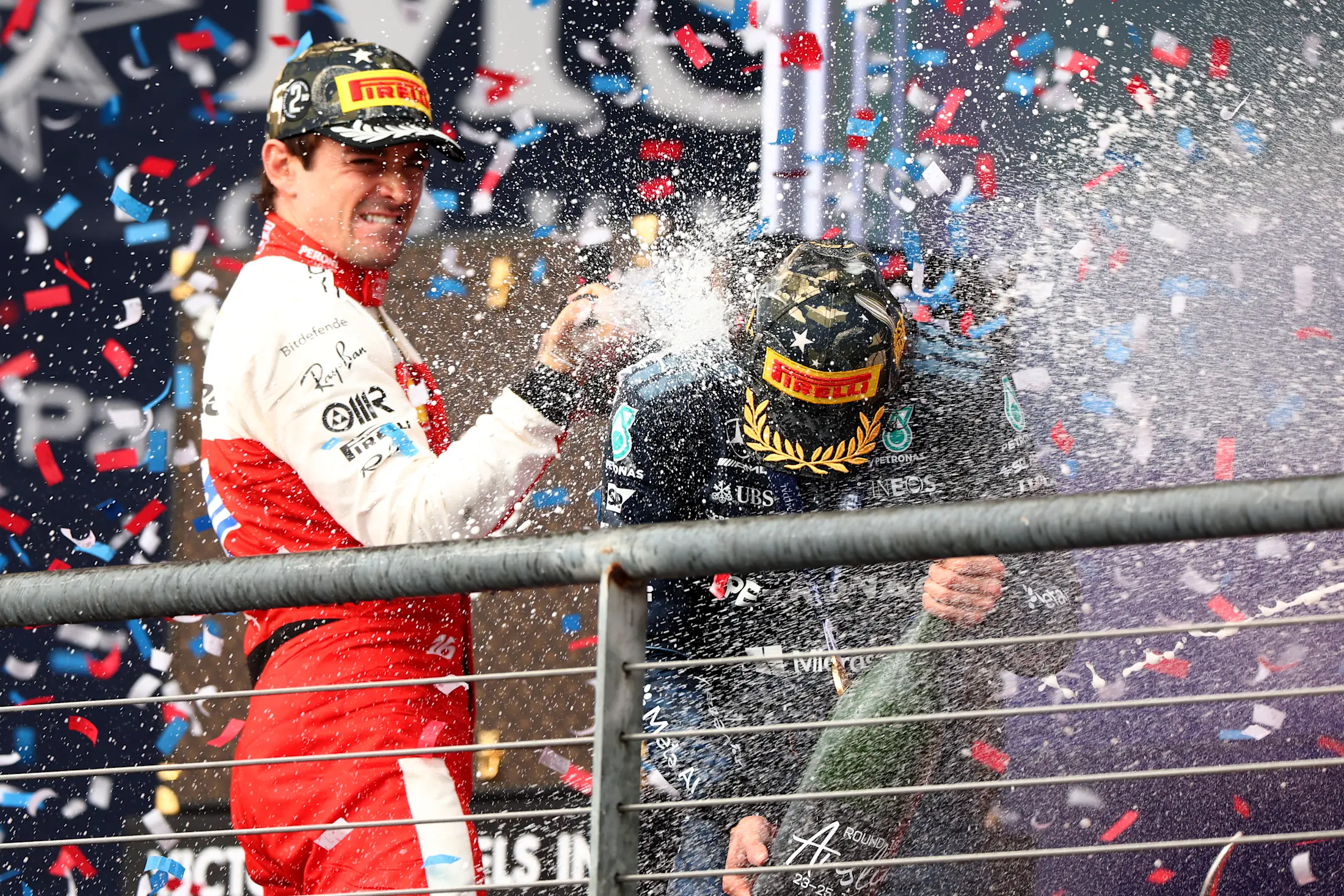 Amerika GP podyumunda şampanya ve konfeti yağmuru altında kutlama yapan Ferrari ve Mercedes pilotları