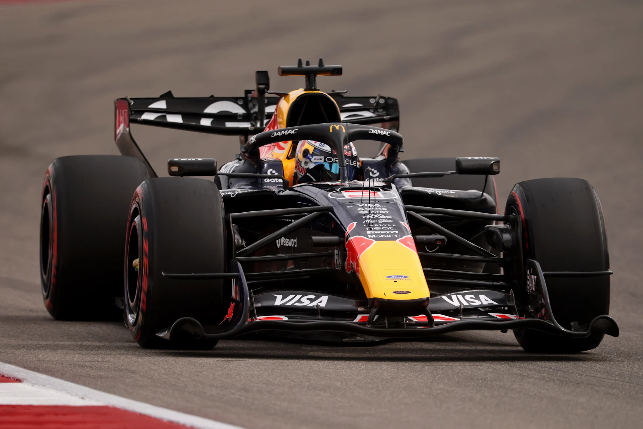 Amerika GP sırasında Austin pistinde ilerleyen koyu lacivert Red Bull Formula 1 otomobili