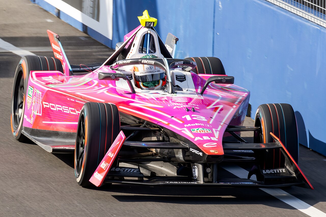António Félix da Costa pembe renkli Formula E otomobiliyle 2024 Tokyo antrenmanında pistte