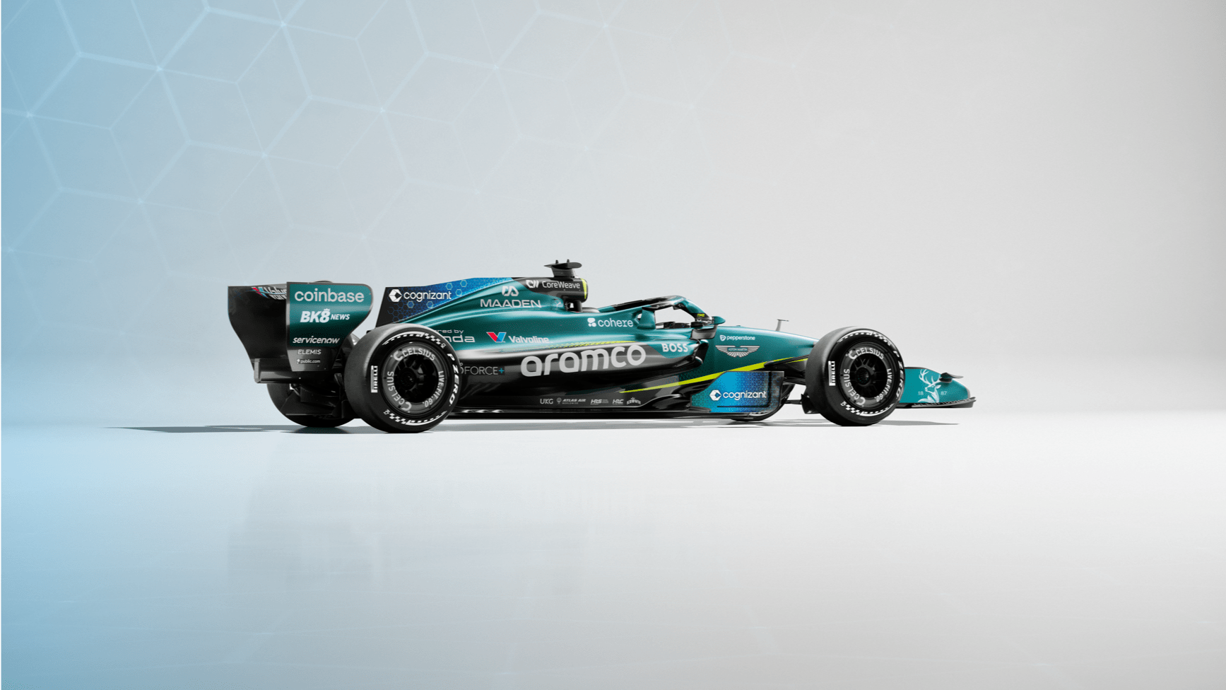 Aston Martin AMR26 yandan görünümünde yeşil gövde, aramco yazıları ve Cognizant logosuyla açık renk stüdyo zemininde tek seferlik tasarımı gösteriyor