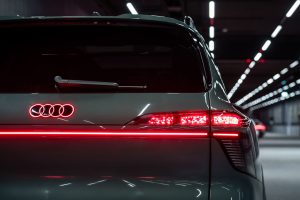 Audi Q9 Kavisli Dijital OLED Panelle Dünya İlkini Sundu