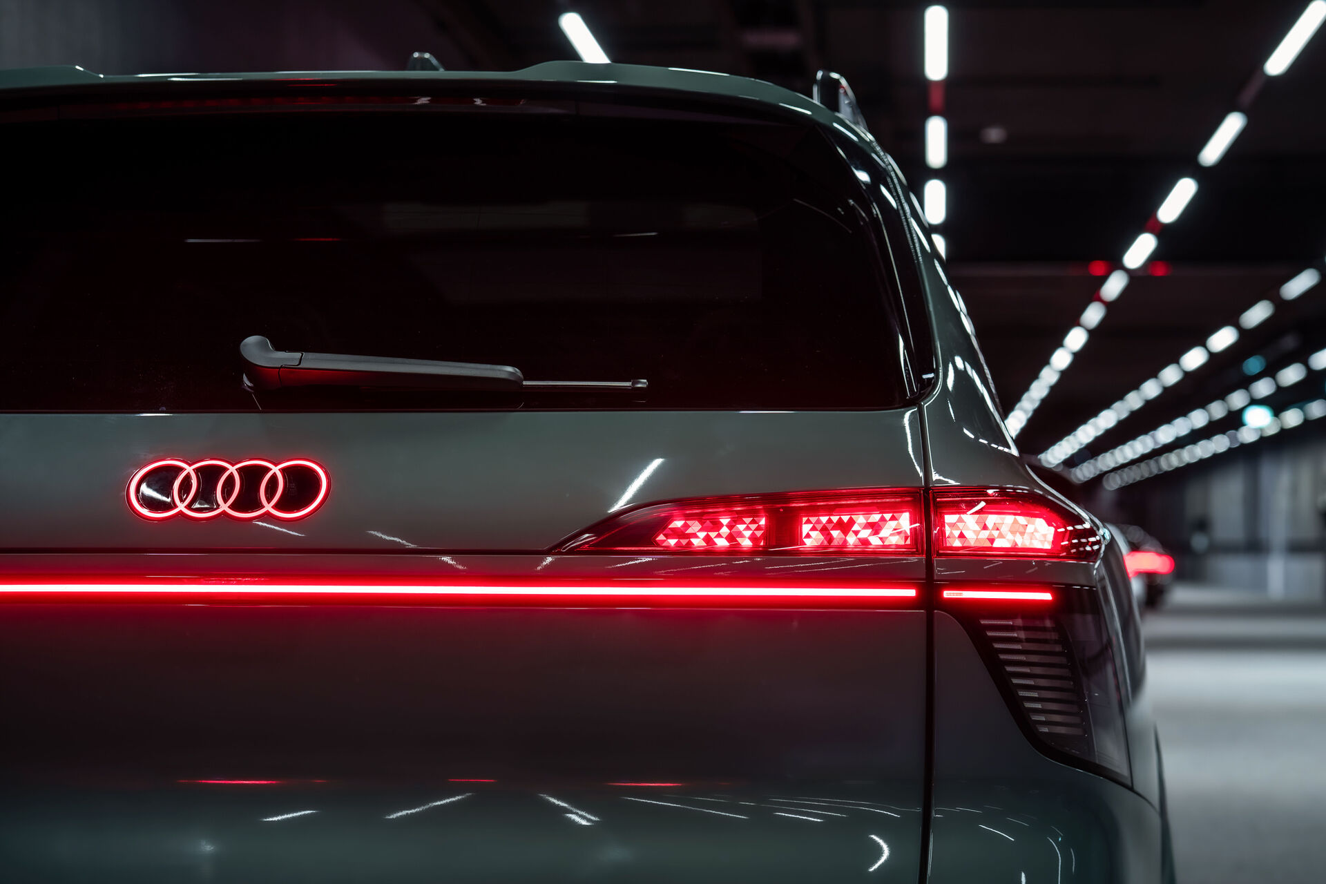 Audi Q9 Kavisli Dijital OLED Panelle Dünya İlkini Sundu