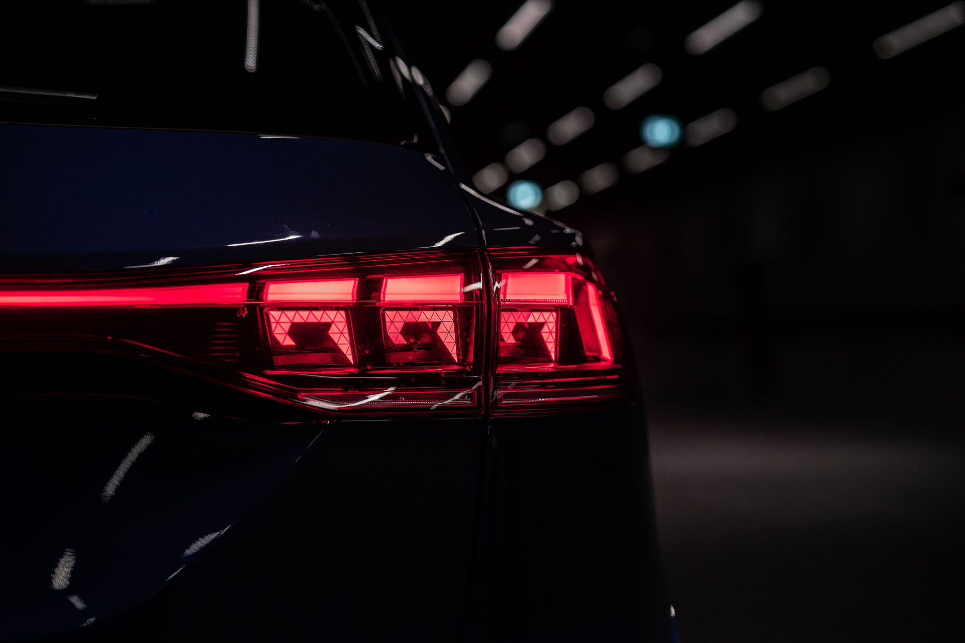 Audi Q9 modelinin koyu renkli gövdesinde kırmızı dijital OLED arka far detayı