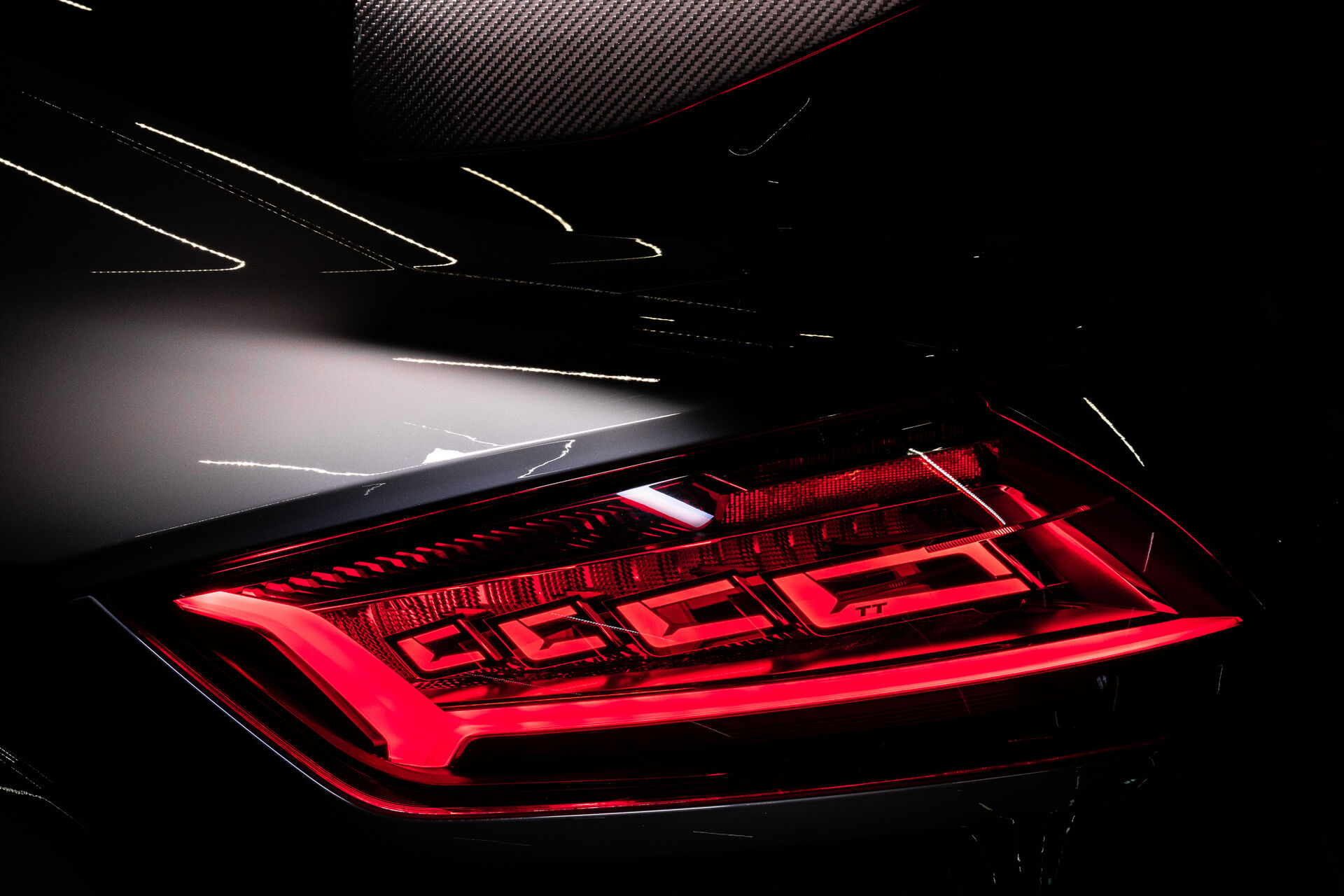 Audi Q9 modelinin yakından görülen kırmızı dijital OLED arka lambası