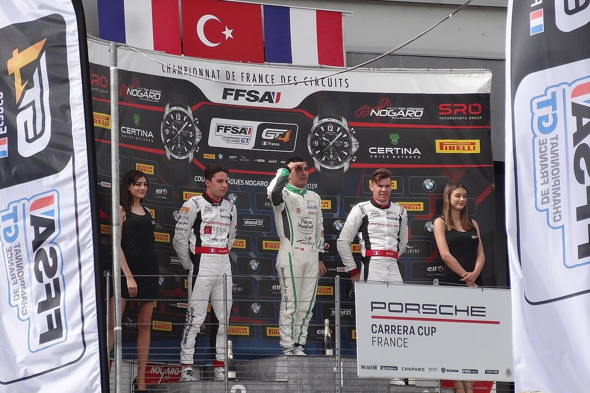 Ayhancan Güven Porsche yarışında podyumda Türk bayrağıyla