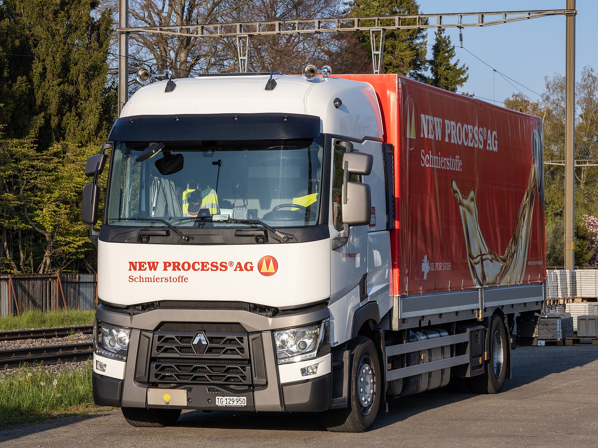 Beyaz kabinli Renault Trucks T 460 Protect kamyonu, tavanlı kasayla yol kenarında duruyor
