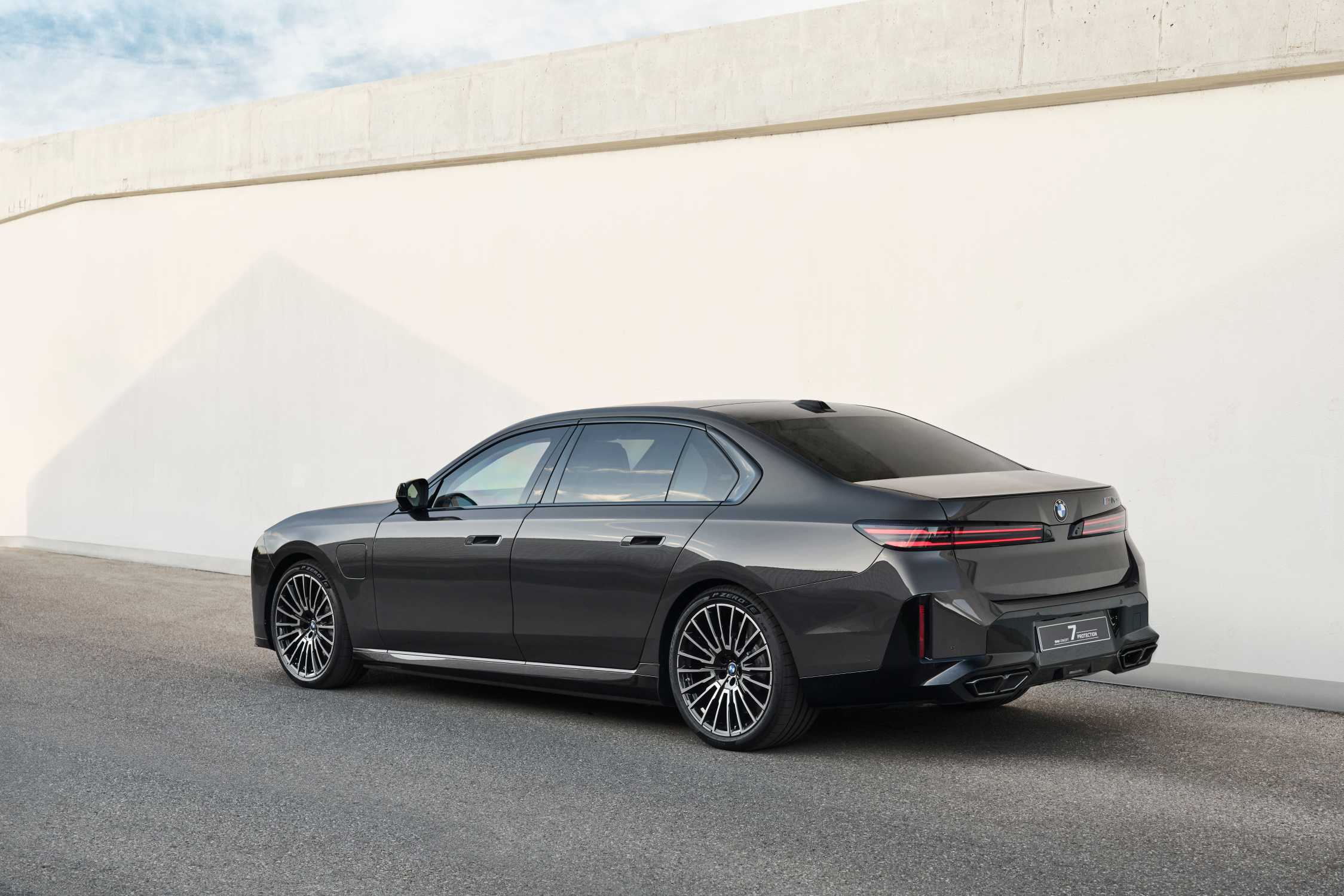 BMW Concept 7 Protection arkadan üç çeyrek açıyla görülüyor ve plakalıkta Protection yazısı bulunuyor
