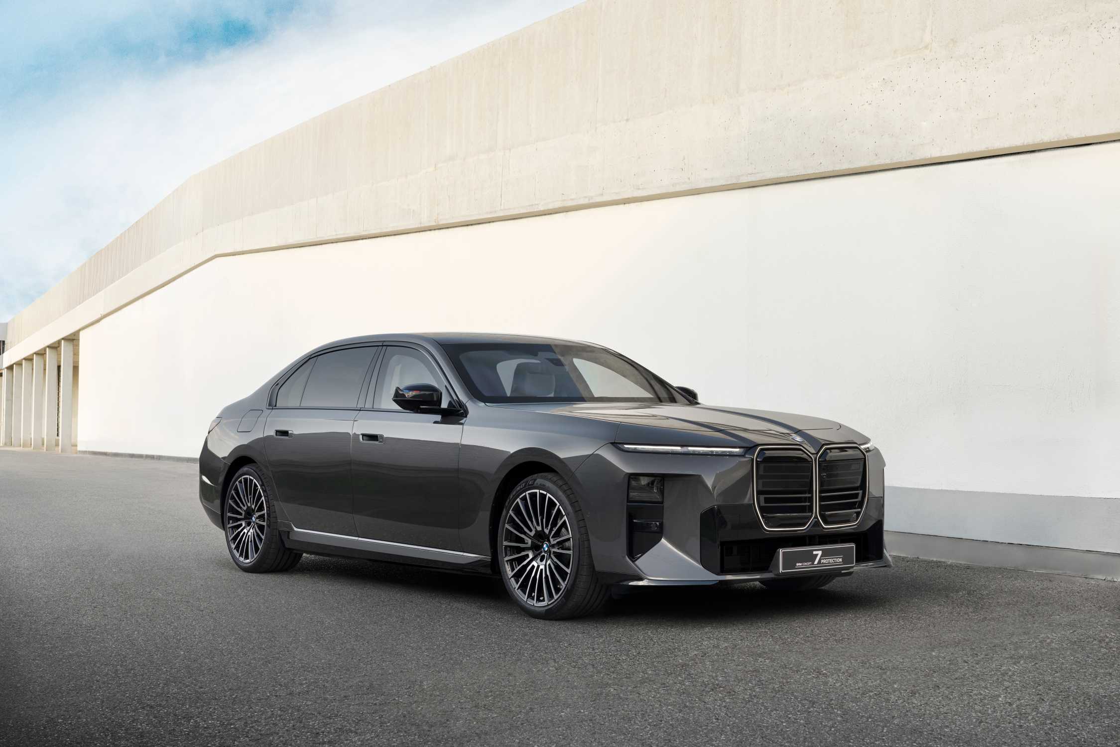 BMW Concept 7 Protection koruma paketiyle öndeki geniş ızgara ve yan profil açısından görülüyor