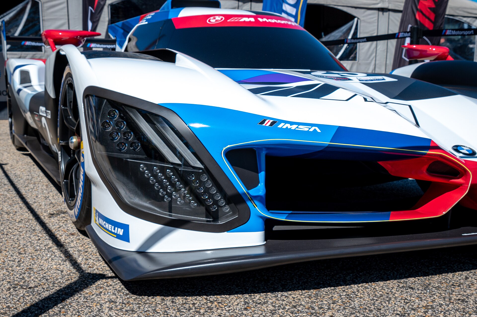 BMW M Hybrid V8, 2022 Petit Le Mans yarışında ön cepheden görünüyor