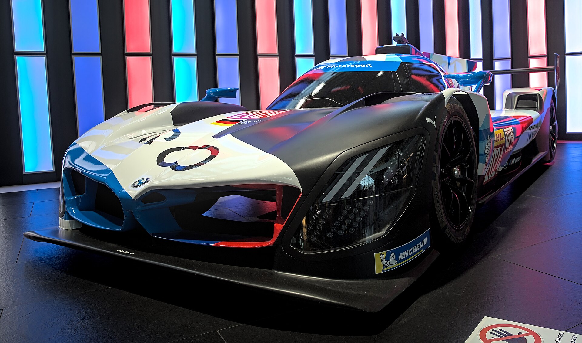BMW M Hybrid V8, IAA 2023 fuarında sergilenirken