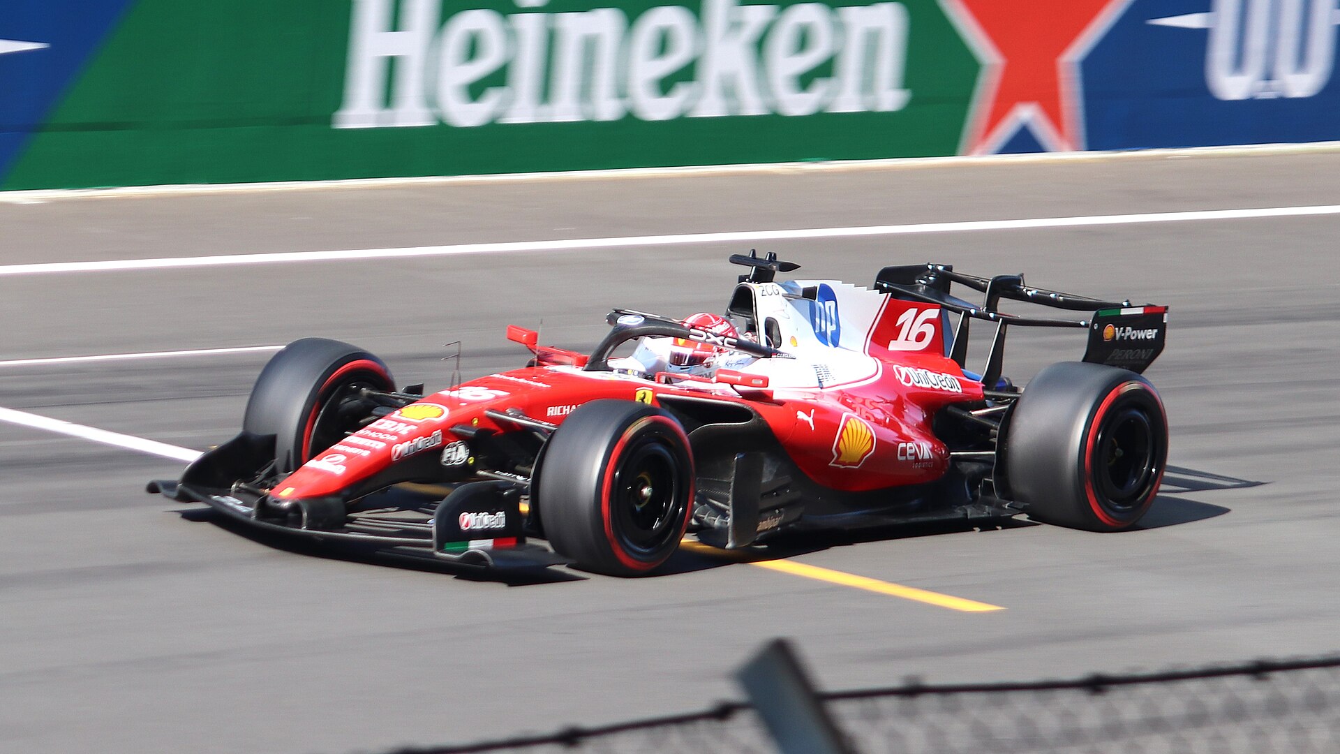 Charles Leclerc, Ferrari ile 2026 Çin GP sıralama turlarında pist üzerinde